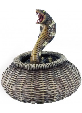 Декоративная кобра в корзинке