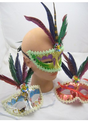 Полумаска с разноцветными перьями