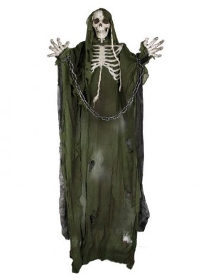 Висящий скелет с цепью в зеленом балахоне