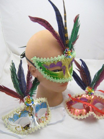 Полумаска с яркими разноцветными перьями