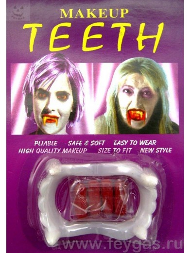 Белые зубы вампира с кровью