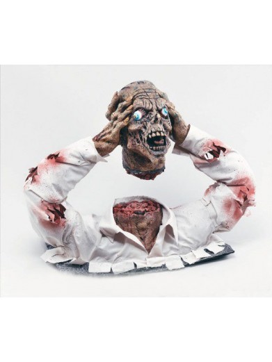Фигура половины зомби с оторванной головой в руках