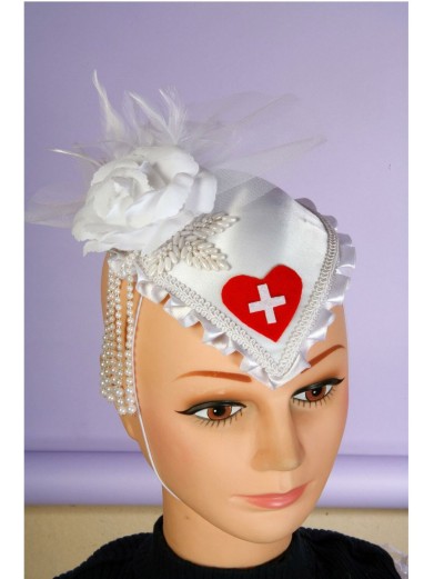 Шляпка медсестры с белой розой