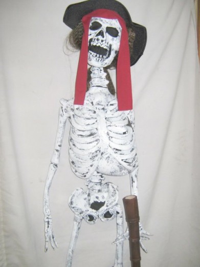 Скелет пирата с подзорной трубой висящий